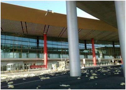 首都机场航站楼金属板遭风掀 施工质量遭疑